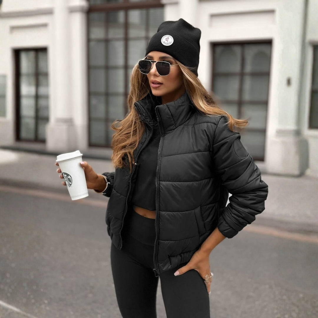 Jenna – prošívaná bunda s kapucí pro zimní eleganci